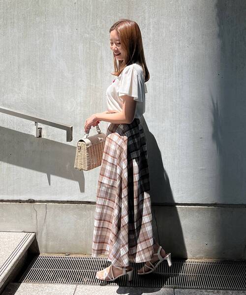 couture brooch（クチュールブローチ）の「◆【コットン100％・UVカット・接触冷感】テープロゴフラワープリントTシャツ（Tシャツ/カットソー・レディース・ライトグレー/ブラック/オフホワイト・36/38/40/42）」の8枚目の写真