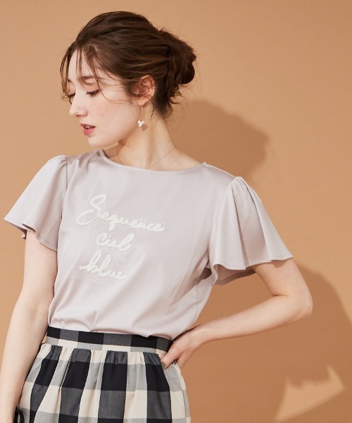 couture brooch（クチュールブローチ）の「◆【コットン100％・UVカット・接触冷感】テープロゴフラワープリントTシャツ（Tシャツ/カットソー・レディース・ライトグレー/ブラック/オフホワイト・36/38/40/42）」の3枚目の写真