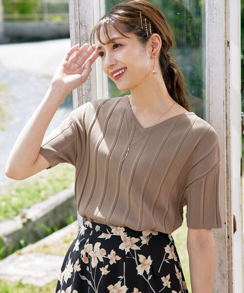 Tiaclasse(ティアクラッセ)の「【洗える】プリーツ編みVネックニットトップス(ニット/セーター・レディース・ブラック/ブルー/オレンジ/グリーン/モカ・XL/XXL)」の4枚目の写真