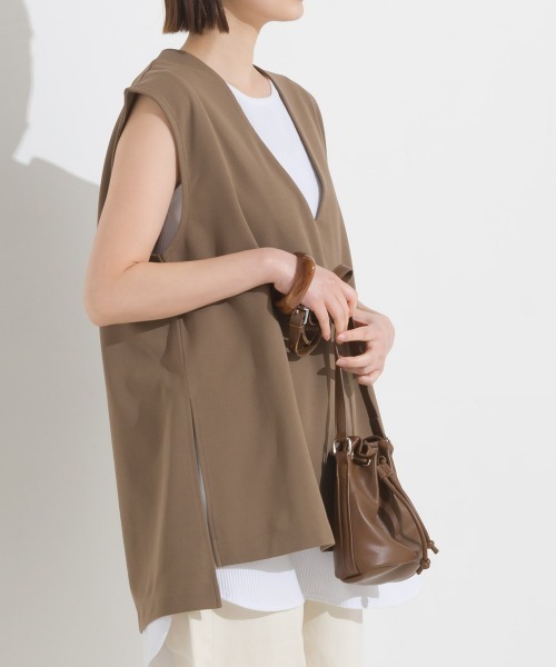 OMNES（オムネス）の「梨地Vネックベストリブタンクセット（ベスト・レディース・モカ/ブラック/アイボリー/ブルー・FREE）」の3枚目の写真