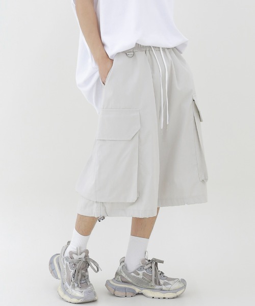 minsobi(ミンソビ)の「ハーフカーゴバルーンパンツ 裾ドロストワイドショーツ(カーゴパンツ・メンズ・ブラック/グレー・FREE)」の2枚目の写真