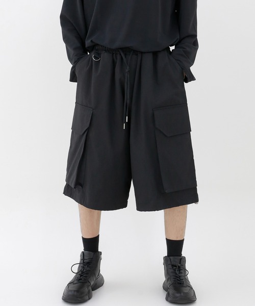 minsobi(ミンソビ)の「ハーフカーゴバルーンパンツ 裾ドロストワイドショーツ(カーゴパンツ・メンズ・ブラック/グレー・FREE)」の11枚目の写真
