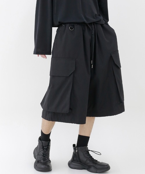 minsobi(ミンソビ)の「ハーフカーゴバルーンパンツ 裾ドロストワイドショーツ(カーゴパンツ・メンズ・ブラック/グレー・FREE)」の12枚目の写真