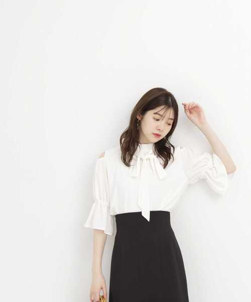 PROPORTION BODY DRESSING(プロポーションボディドレッシング)の「オープンショルダーリボンブラウス / 1213110902(シャツ/ブラウス・レディース・ブルー/ブラック/ホワイト系その他・SMALL/MEDIUM)」の2枚目の写真