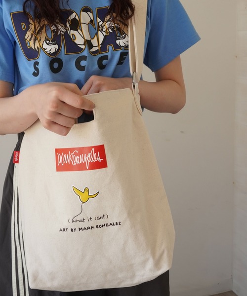 （What it isNt）ART BY MARKGONZALES（ワットイットイズント）の「What it isNt キャンバス ショルダー トート バッグ 【（What it isNt）ART BY MARKGONZALES / (ワットイットイズント) アートバイ マークゴンザレス 】（ショルダーバッグ・レディース・ホワイト系5/ブラック系5/ホワイト系2/ホワイト系3/ホワイト系1/ホワイト系4・FREE）」の12枚目の写真