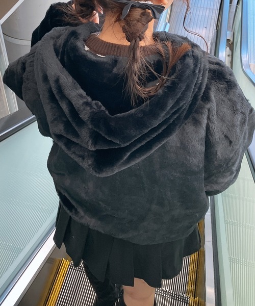 AS KNOW AS plus（アズノゥアズプラス）の「☆ファーボリュームフードブルゾン（ブルゾン・レディース・モカ/ブラック/グレイッシュベージュ/ピンクベージュ/アイボリー/ブラック系/ライトグレー系/グレー/アイボリー系/ライトベージュ/ブラウン系/ベージュ系その他・FREE）」の3枚目の写真