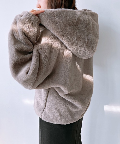 AS KNOW AS plus（アズノゥアズプラス）の「☆ファーボリュームフードブルゾン（ブルゾン・レディース・モカ/ブラック/グレイッシュベージュ/ピンクベージュ/アイボリー/ブラック系/ライトグレー系/グレー/アイボリー系/ライトベージュ/ブラウン系/ベージュ系その他・FREE）」の14枚目の写真