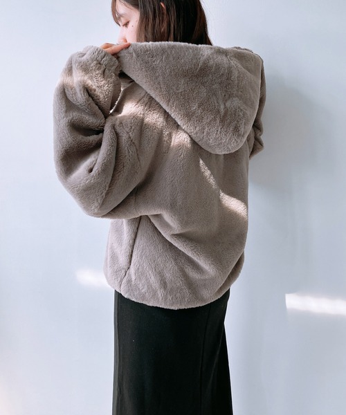 AS KNOW AS plus（アズノゥアズプラス）の「☆ファーボリュームフードブルゾン（ブルゾン・レディース・モカ/ブラック/グレイッシュベージュ/ピンクベージュ/アイボリー/ブラック系/ライトグレー系/グレー/アイボリー系/ライトベージュ/ブラウン系/ベージュ系その他・FREE）」の13枚目の写真