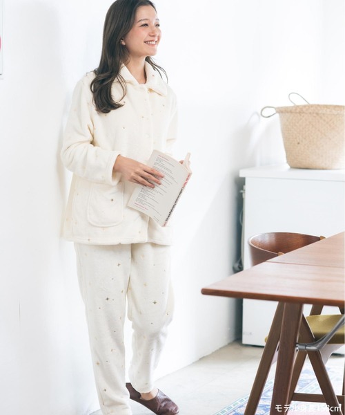 fran de lingerie(フランデランジェリー)の「ふんわり軽くて暖かいmemory fleece (メモリーフリース)ベーシックなパジャマデザイン 「メモリーフリース」 前開き上下セット(ルームウェア/パジャマ・レディース・ネイビー/ブラウン系その他/ピンク系その他5/ピンク系その他2/ベージュ系その他/ホワイト系その他/オフホワイト・M-L)」の8枚目の写真