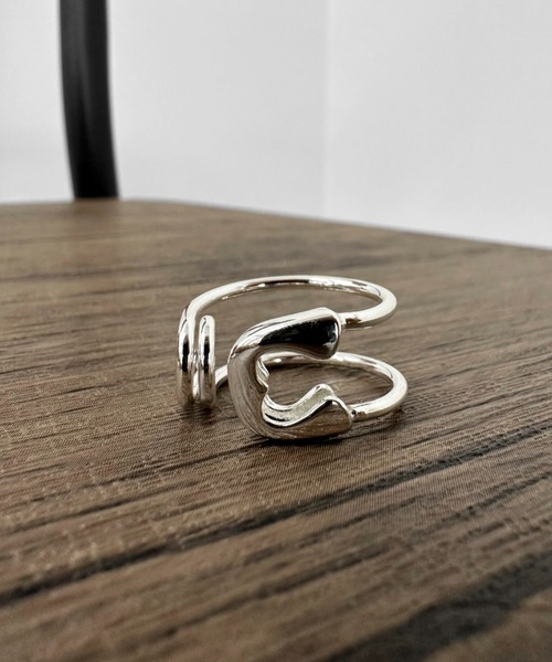 LVEU.（ラブユ.）の「【LVEU.】ピンデザインリング / アクセサリー リング 指輪 ピン 安全ピン フリーサイズ シルバー（リング・レディース・シルバー・FREE）」の2枚目の写真