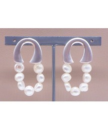 AVALON(U.Q)（アバロン）の「アールメタル＆淡水パール混合デザインピアス（ピアス（両耳用））」