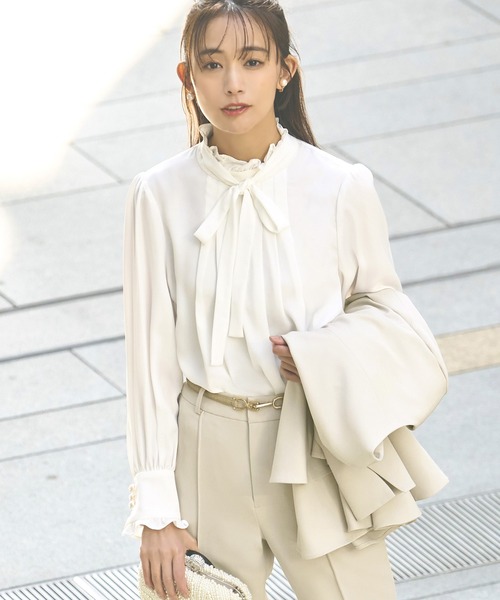 RUIRUE BOUTIQUE（ルイルエブティック）の「洗える ｜【ドレスアップデコルテブラウスシリーズ】クラシカルフリル＆タックボウタイブラウス ｜ 長袖 フリルネック トップス 体型カバー オフィスカジュアル 通勤服 華やか ボリュームスリーブ フリル リボン ボウタイ ブラウス（シャツ/ブラウス・レディース・ホワイト/ネイビー/ブラック・LL/3L/S/M/L）」の10枚目の写真