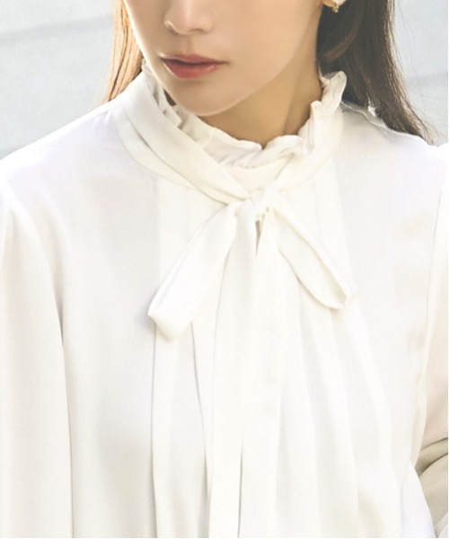 RUIRUE BOUTIQUE（ルイルエブティック）の「洗える ｜【ドレスアップデコルテブラウスシリーズ】クラシカルフリル＆タックボウタイブラウス ｜ 長袖 フリルネック トップス 体型カバー オフィスカジュアル 通勤服 華やか ボリュームスリーブ フリル リボン ボウタイ ブラウス（シャツ/ブラウス・レディース・ホワイト/ネイビー/ブラック・LL/3L/S/M/L）」の5枚目の写真