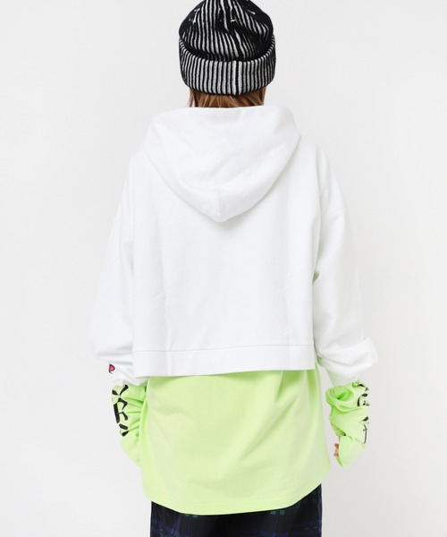 RNA（アールエヌエー）の「M2198 ショートフーディー（パーカー・レディース・ブラック/ホワイト/ライム・MEDIUM）」の4枚目の写真