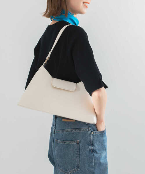 URBAN RESEARCH ROSSO WOMEN（アーバンリサーチ　ロッソ）の「ワンショルダースリムバッグ（ショルダーバッグ・レディース・ホワイト/ブラック・-）」の3枚目の写真