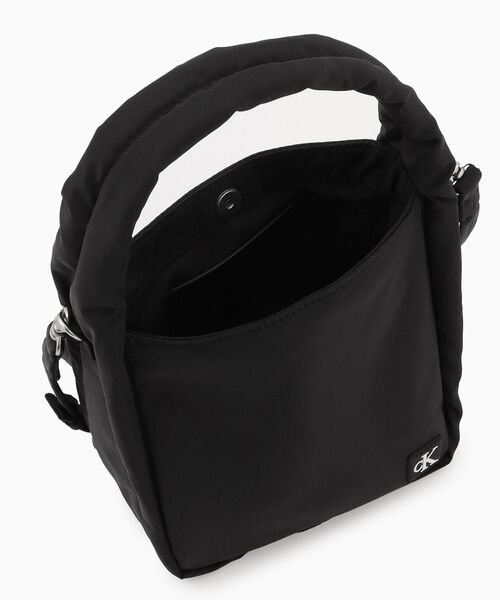 Calvin Klein(カルバン・クライン)の「ブロックバケット ショルダーバッグ(ハンドバッグ・レディース・ブラック・FREE)」の5枚目の写真