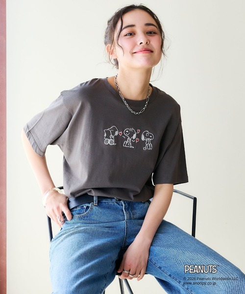 PEANUTS(ピーナッツ)の「【PEANUTS/ピーナッツ】SNOOPY/スヌーピー3パターンフロントデザイン刺繍Tシャツ(2026SS)(Tシャツ/カットソー・レディース・杢グレー/イエロー/パープル/ネイビー/アイボリー/グレー/ダークグリーン/ターコイズブルー/ブルーグレー/オフホワイト/チャコール・3L/LL/L/M)」の1枚目の写真