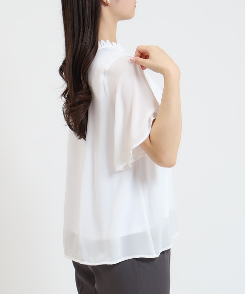 TRUDEA(トルディア)の「プリーツブラウス(接触冷感裏地)(シャツ/ブラウス・レディース・ホワイト/ライトグレー/ブラック・MEDIUM/LARGE)」の4枚目の写真