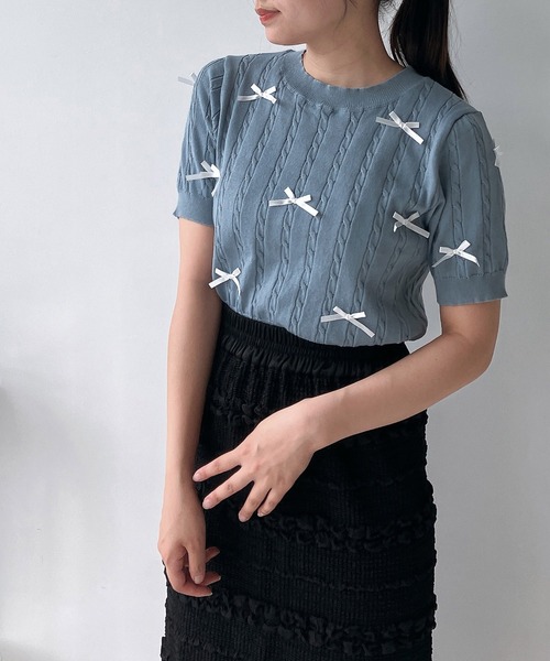 AS KNOW AS plus（アズノゥアズプラス）の「◇ケーブルリボン半袖ニットプルオーバー（ニット/セーター・レディース・ブルーグレー/杢グレー/アイボリー/ブルー系/グレー系/アイボリー系・FREE）」の2枚目の写真