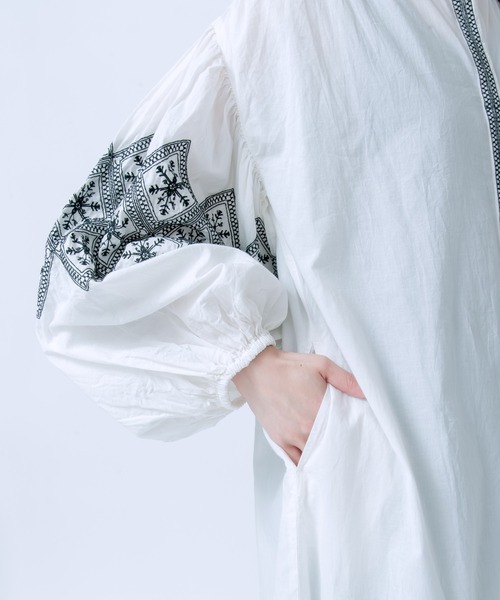 LOSUCA（ロスカ）の「キャンブリックボイル 配色刺しゅうワンピース（ワンピース・レディース・シャーベット/オフホワイト/ブラック・FREE）」の16枚目の写真