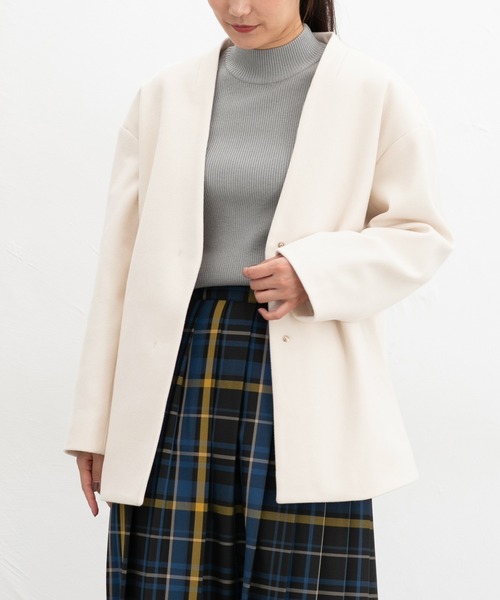 Honeys（ハニーズ）の「【抗菌防臭・静電気軽減】カラーレスハーフ丈コート（ノーカラーコート・レディース・チャコール/モカ/グレイッシュブルー/アイボリー/ブラック・S/M/L/LL）」の2枚目の写真