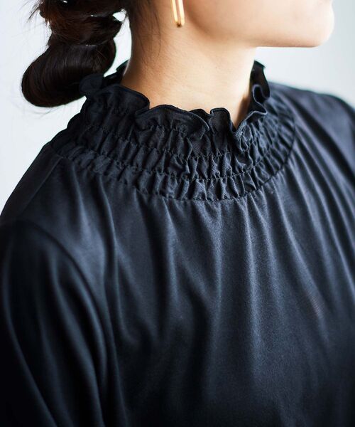 le.coeur blanc（ルクールブラン）の「レーヨンシャーリングネックプルオーバー（Tシャツ/カットソー・レディース・オフホワイト/ブラック/ライトグレー・38）」の2枚目の写真