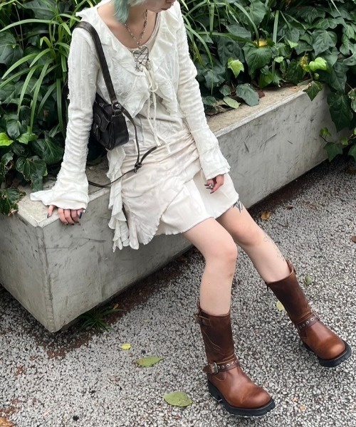 XU(エックスユー)の「ストリートファッション XU エックスユー damage frill cardigan ダメージフリルカーディガン シャツカーディガン へそ出しカーディガン ラッフルカーディガン 羽織り 韓国ファッション 韓国ストリート グランジ Y2K(カーディガン/ボレロ・レディース・チャコール/アイボリー・ONE SIZE)」の4枚目の写真