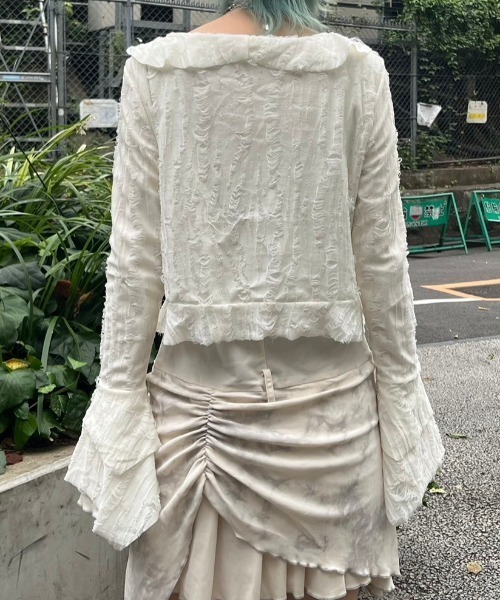 XU(エックスユー)の「ストリートファッション XU エックスユー damage frill cardigan ダメージフリルカーディガン シャツカーディガン へそ出しカーディガン ラッフルカーディガン 羽織り 韓国ファッション 韓国ストリート グランジ Y2K(カーディガン/ボレロ・レディース・チャコール/アイボリー・ONE SIZE)」の8枚目の写真