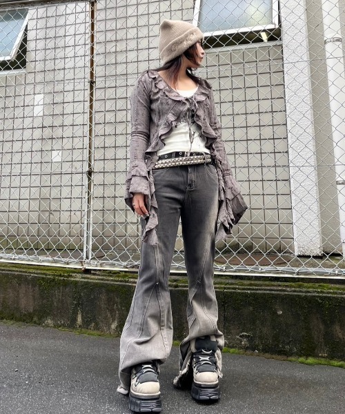 XU(エックスユー)の「ストリートファッション XU エックスユー damage frill cardigan ダメージフリルカーディガン シャツカーディガン へそ出しカーディガン ラッフルカーディガン 羽織り 韓国ファッション 韓国ストリート グランジ Y2K(カーディガン/ボレロ・レディース・チャコール/アイボリー・ONE SIZE)」の9枚目の写真
