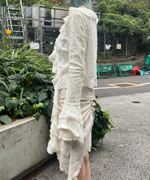 XU(エックスユー)の「ストリートファッション XU エックスユー damage frill cardigan ダメージフリルカーディガン シャツカーディガン へそ出しカーディガン ラッフルカーディガン 羽織り 韓国ファッション 韓国ストリート グランジ Y2K(カーディガン/ボレロ・レディース・チャコール/アイボリー・ONE SIZE)」の7枚目の写真