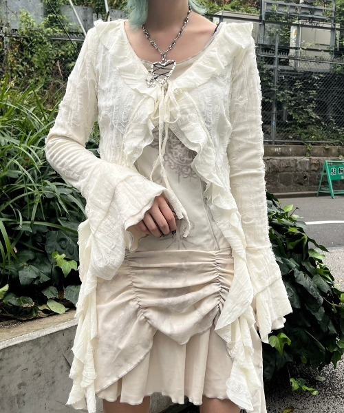 XU(エックスユー)の「ストリートファッション XU エックスユー damage frill cardigan ダメージフリルカーディガン シャツカーディガン へそ出しカーディガン ラッフルカーディガン 羽織り 韓国ファッション 韓国ストリート グランジ Y2K(カーディガン/ボレロ・レディース・チャコール/アイボリー・ONE SIZE)」の6枚目の写真