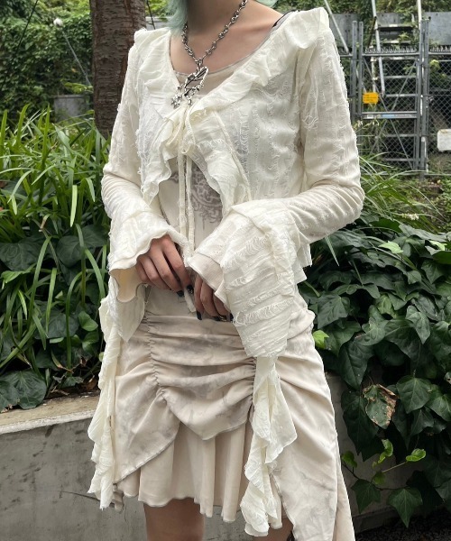 XU(エックスユー)の「ストリートファッション XU エックスユー damage frill cardigan ダメージフリルカーディガン シャツカーディガン へそ出しカーディガン ラッフルカーディガン 羽織り 韓国ファッション 韓国ストリート グランジ Y2K(カーディガン/ボレロ・レディース・チャコール/アイボリー・ONE SIZE)」の5枚目の写真