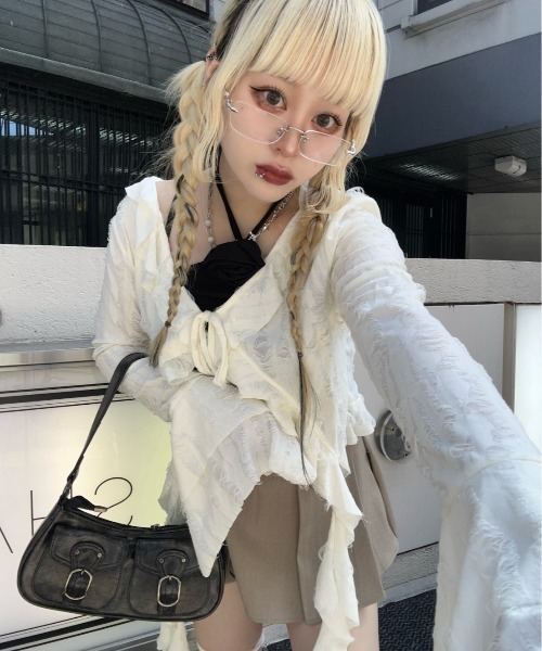 XU(エックスユー)の「ストリートファッション XU エックスユー damage frill cardigan ダメージフリルカーディガン シャツカーディガン へそ出しカーディガン ラッフルカーディガン 羽織り 韓国ファッション 韓国ストリート グランジ Y2K(カーディガン/ボレロ・レディース・チャコール/アイボリー・ONE SIZE)」の19枚目の写真