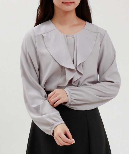 TRUDEA(トルディア)の「金具使いラッフルフリルブラウス(シャツ/ブラウス・レディース・グレイッシュベージュ/スモークピンク/ホワイト/ベージュ・MEDIUM/LARGE)」の3枚目の写真
