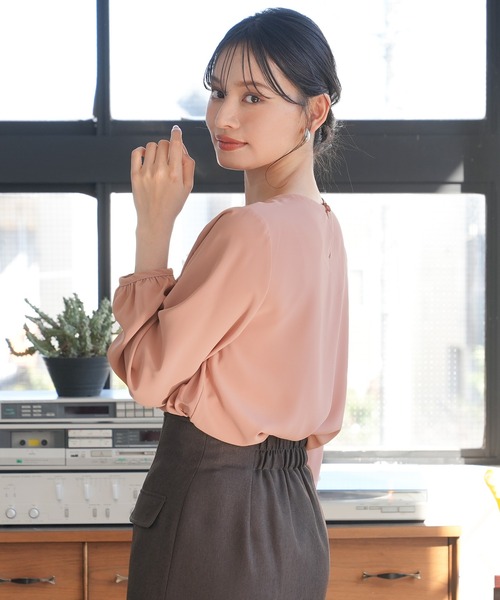 TRUDEA(トルディア)の「金具使いラッフルフリルブラウス(シャツ/ブラウス・レディース・グレイッシュベージュ/スモークピンク/ホワイト/ベージュ・MEDIUM/LARGE)」の16枚目の写真