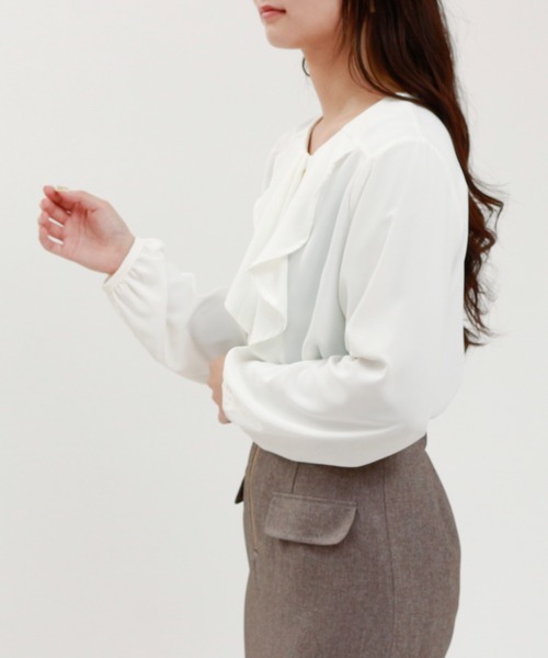 TRUDEA(トルディア)の「金具使いラッフルフリルブラウス(シャツ/ブラウス・レディース・グレイッシュベージュ/スモークピンク/ホワイト/ベージュ・MEDIUM/LARGE)」の22枚目の写真