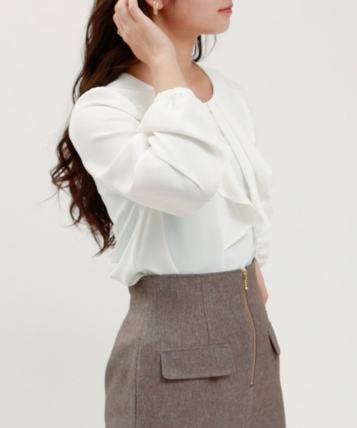 TRUDEA(トルディア)の「金具使いラッフルフリルブラウス(シャツ/ブラウス・レディース・グレイッシュベージュ/スモークピンク/ホワイト/ベージュ・MEDIUM/LARGE)」の21枚目の写真