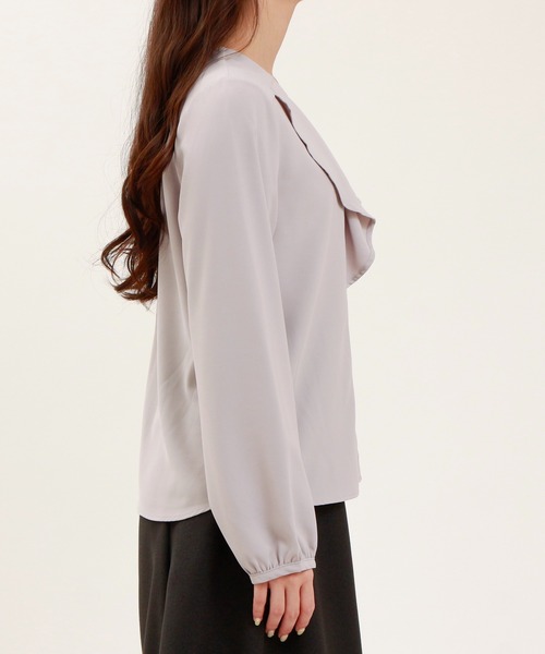 TRUDEA(トルディア)の「金具使いラッフルフリルブラウス(シャツ/ブラウス・レディース・グレイッシュベージュ/スモークピンク/ホワイト/ベージュ・MEDIUM/LARGE)」の7枚目の写真