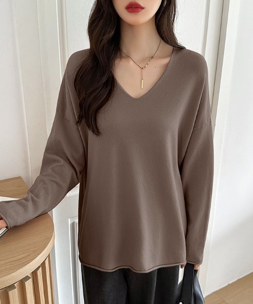 COCOMOMO(ココモモ)の「【2025AW 新色追加!】 もちっとなめらかタッチ ルーズVネックニット きれいめ 長袖 ロング ニット 春服 秋服(ニット/セーター・レディース・ブラック/ブルー/ライトブラウン/ホワイト/ブラウン/ピンク/ダークグレー/ベージュ/ロイヤルブルー/ワイン/ベージュ系・FREE)」の5枚目の写真