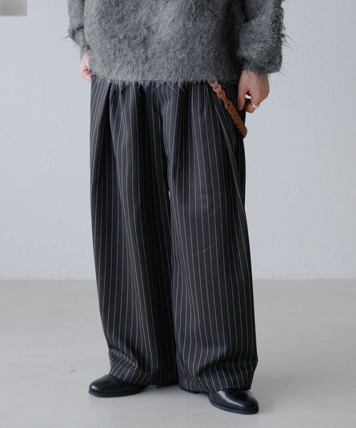 epnok（エプノック）の「ピンストライプタックワイドパンツ（スラックス・メンズ・ネイビー/チャコールグレー・SMALL/MEDIUM/LARGE）」の2枚目の写真