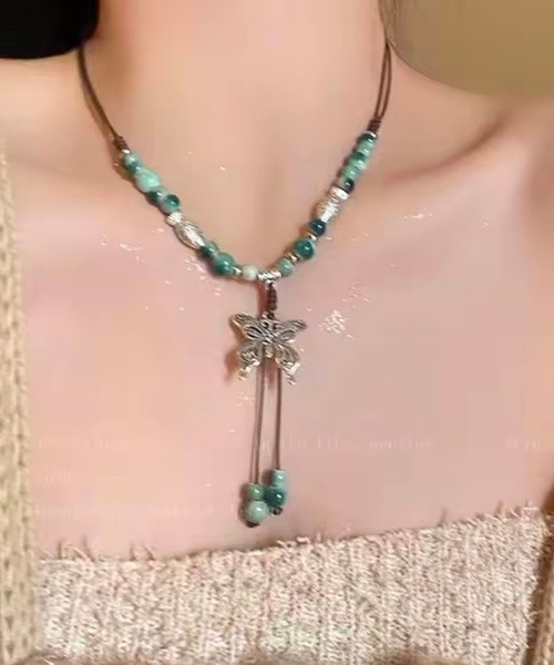 BARELY BLUE(ベアリーブルー)の「【 BARELY BLUE / ベアリーブルー 】 ヴィンテージ デザイン バタフライ ネックレス(ネックレス・レディース・ブラウン系/ホワイト系/グリーン系/ホワイト系1・FREE)」の4枚目の写真