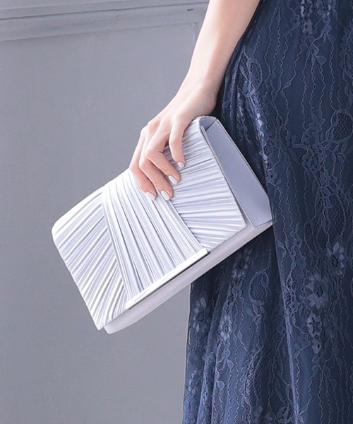 haremode（ハレモード）の「結婚式 お呼ばれ 謝恩会 成人式 対応 クラッチ サテンプリーツ チェーン付き2WAY パーティ オケージョン バッグ（クラッチバッグ・レディース・ベージュ/ブラック/シルバー・FREE）」の3枚目の写真