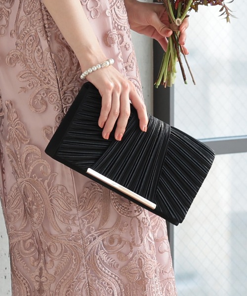 haremode（ハレモード）の「結婚式 お呼ばれ 謝恩会 成人式 対応 クラッチ サテンプリーツ チェーン付き2WAY パーティ オケージョン バッグ（クラッチバッグ・レディース・ベージュ/ブラック/シルバー・FREE）」の2枚目の写真