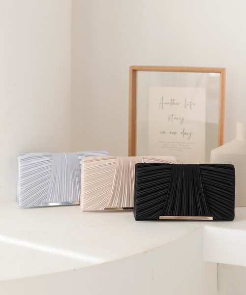 haremode（ハレモード）の「結婚式 お呼ばれ 謝恩会 成人式 対応 クラッチ サテンプリーツ チェーン付き2WAY パーティ オケージョン バッグ（クラッチバッグ・レディース・ベージュ/ブラック/シルバー・FREE）」の6枚目の写真