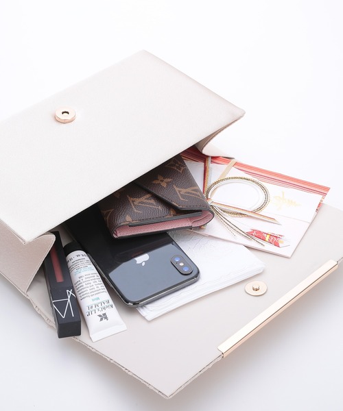 haremode（ハレモード）の「結婚式 お呼ばれ 謝恩会 成人式 対応 クラッチ サテンプリーツ チェーン付き2WAY パーティ オケージョン バッグ（クラッチバッグ・レディース・ベージュ/ブラック/シルバー・FREE）」の8枚目の写真