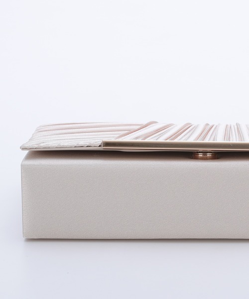 haremode（ハレモード）の「結婚式 お呼ばれ 謝恩会 成人式 対応 クラッチ サテンプリーツ チェーン付き2WAY パーティ オケージョン バッグ（クラッチバッグ・レディース・ベージュ/ブラック/シルバー・FREE）」の10枚目の写真