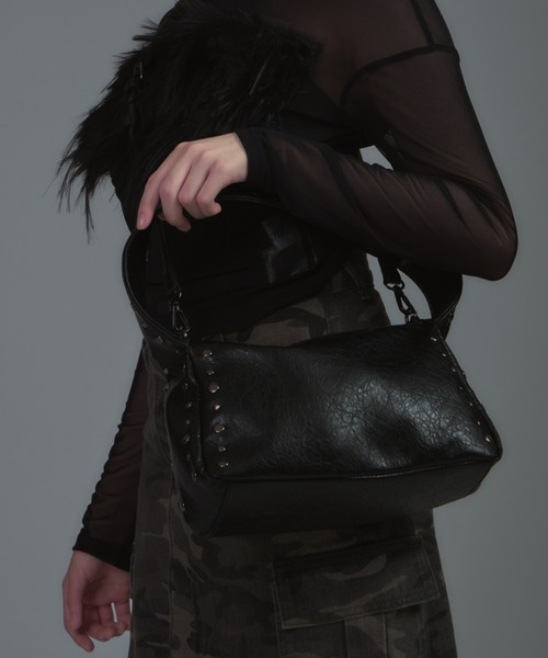 tinkerend(ティンカーエンド)の「Studded Faux Leather Shoulder Bag / スタッズフェイクレザーショルダーバッグ(ショルダーバッグ・レディース・ブラック・FREE)」の1枚目の写真