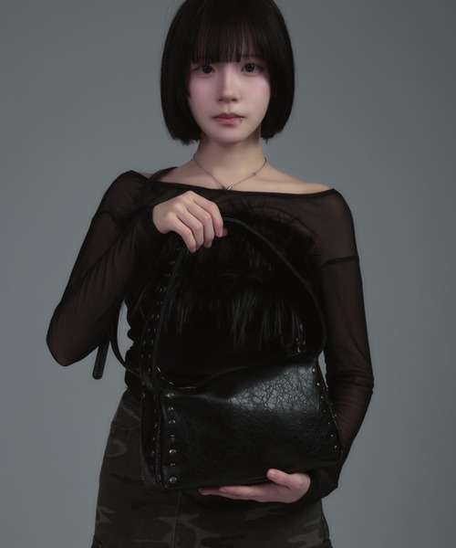 tinkerend(ティンカーエンド)の「Studded Faux Leather Shoulder Bag / スタッズフェイクレザーショルダーバッグ(ショルダーバッグ・レディース・ブラック・FREE)」の6枚目の写真