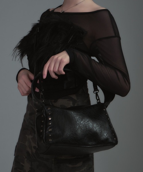 tinkerend(ティンカーエンド)の「Studded Faux Leather Shoulder Bag / スタッズフェイクレザーショルダーバッグ(ショルダーバッグ・レディース・ブラック・FREE)」の7枚目の写真