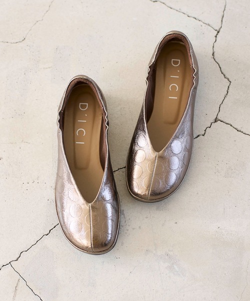 D'ICI（ディッシィ）の「【新色追加】Vカットフラットパンプス（パンプス・レディース・ブラック/ブルー/アイボリー/ブラック系その他2/ホワイト×グレー・22.5cm/23cm/23.5cm/24cm/24.5cm/21.5㎝/22cm/25cm）」の3枚目の写真